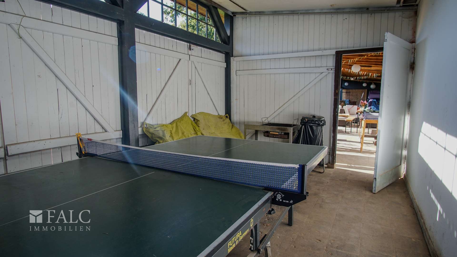 Freizeitraum mit Tischtennisplatte